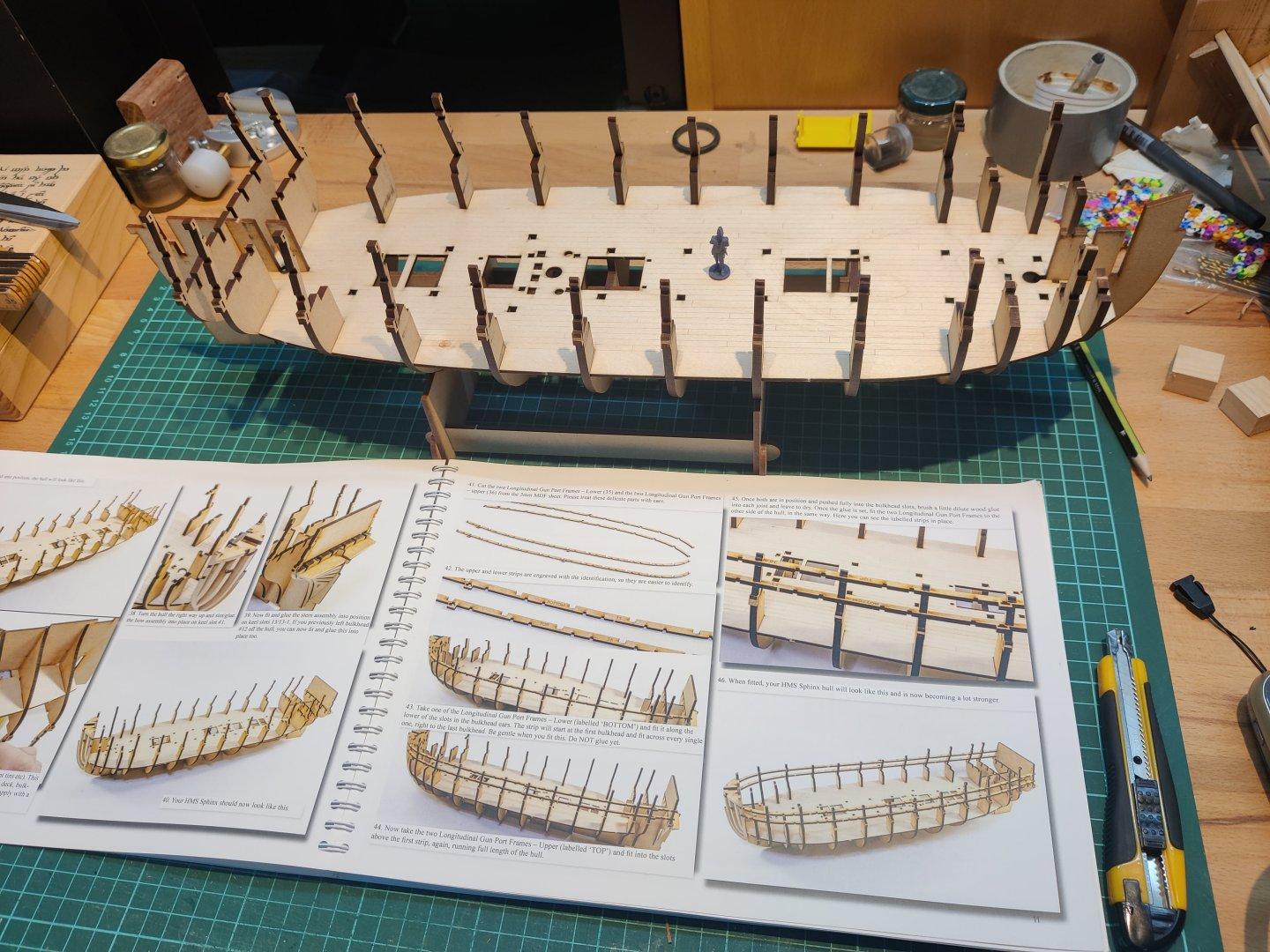 Construction d’une maquette de bateau en bois dans un atelier