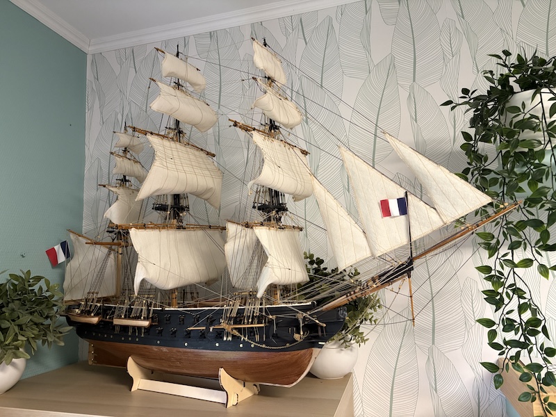 Maquette du voilier La Belle Poule exposée dans un intérieur